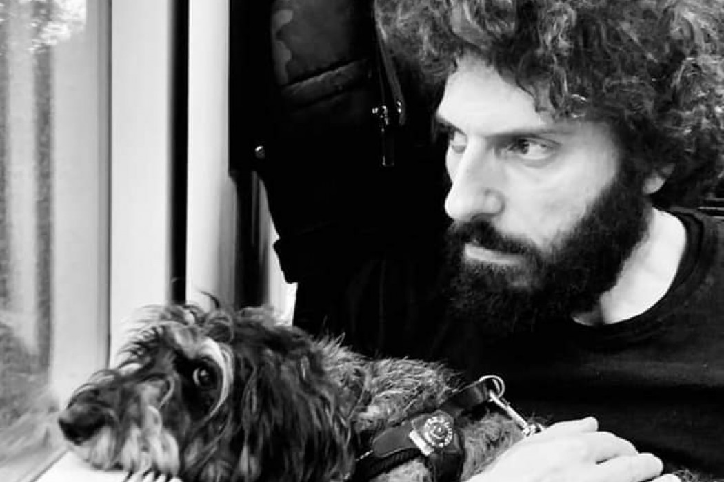 foto in nero e bianco di Fabio Leonardi con il suo cane blu che riguardano alla finestre del treno